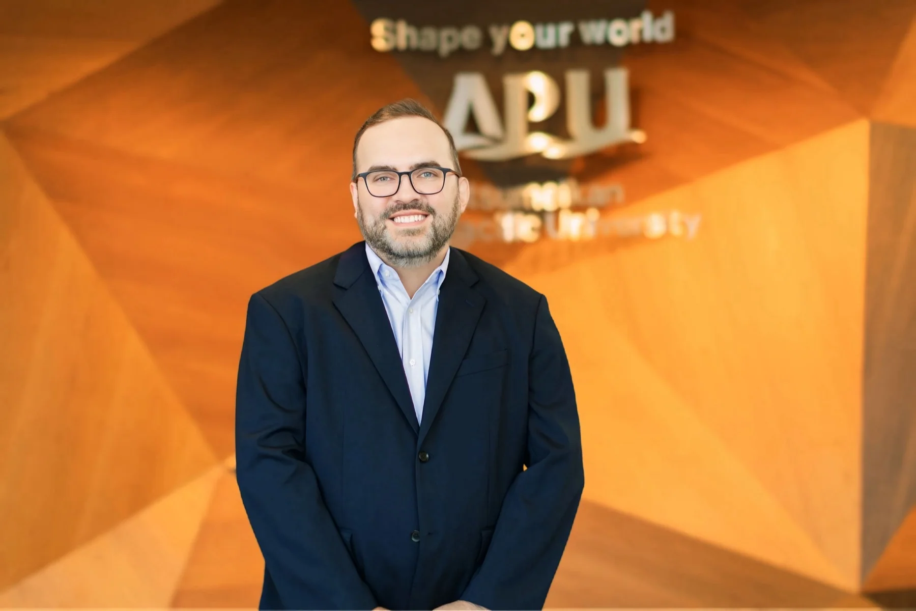 Michał Mazur przy wejściu do Ritsumeikan Asia Pacific University w Beppu.