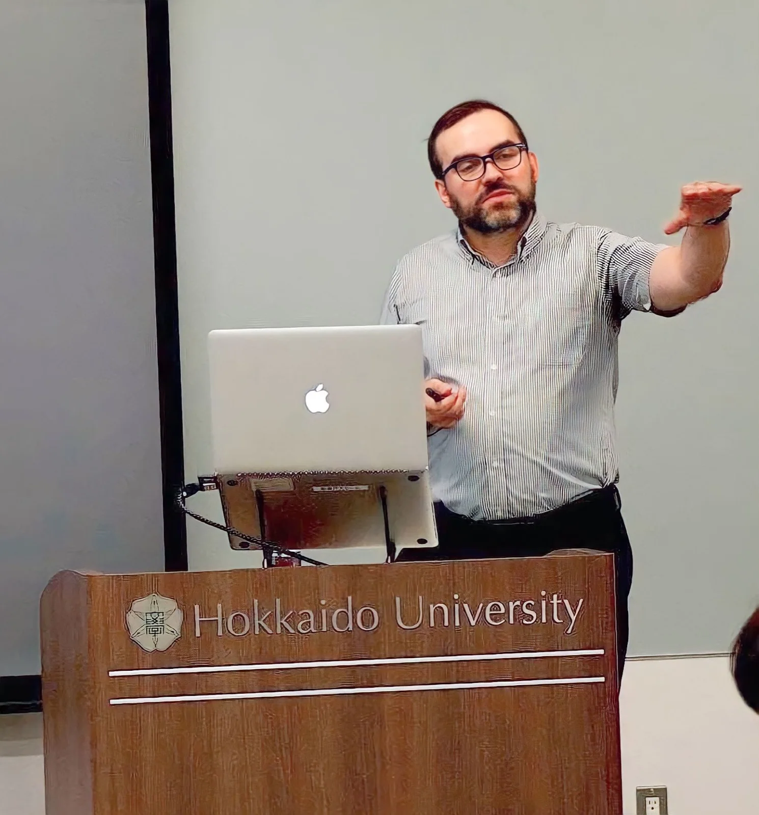Michał Mazur przemawiający z mównicy Hokkaido University.
