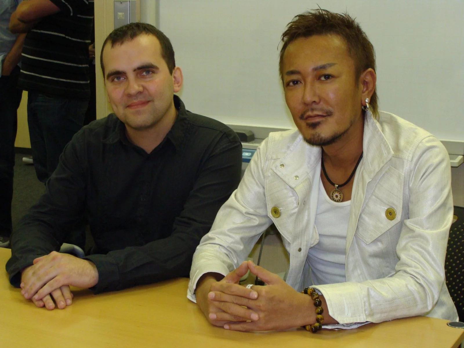 Michał Mazur z twórcą gier Toshihiro Nagoshim podczas wywiadu.
