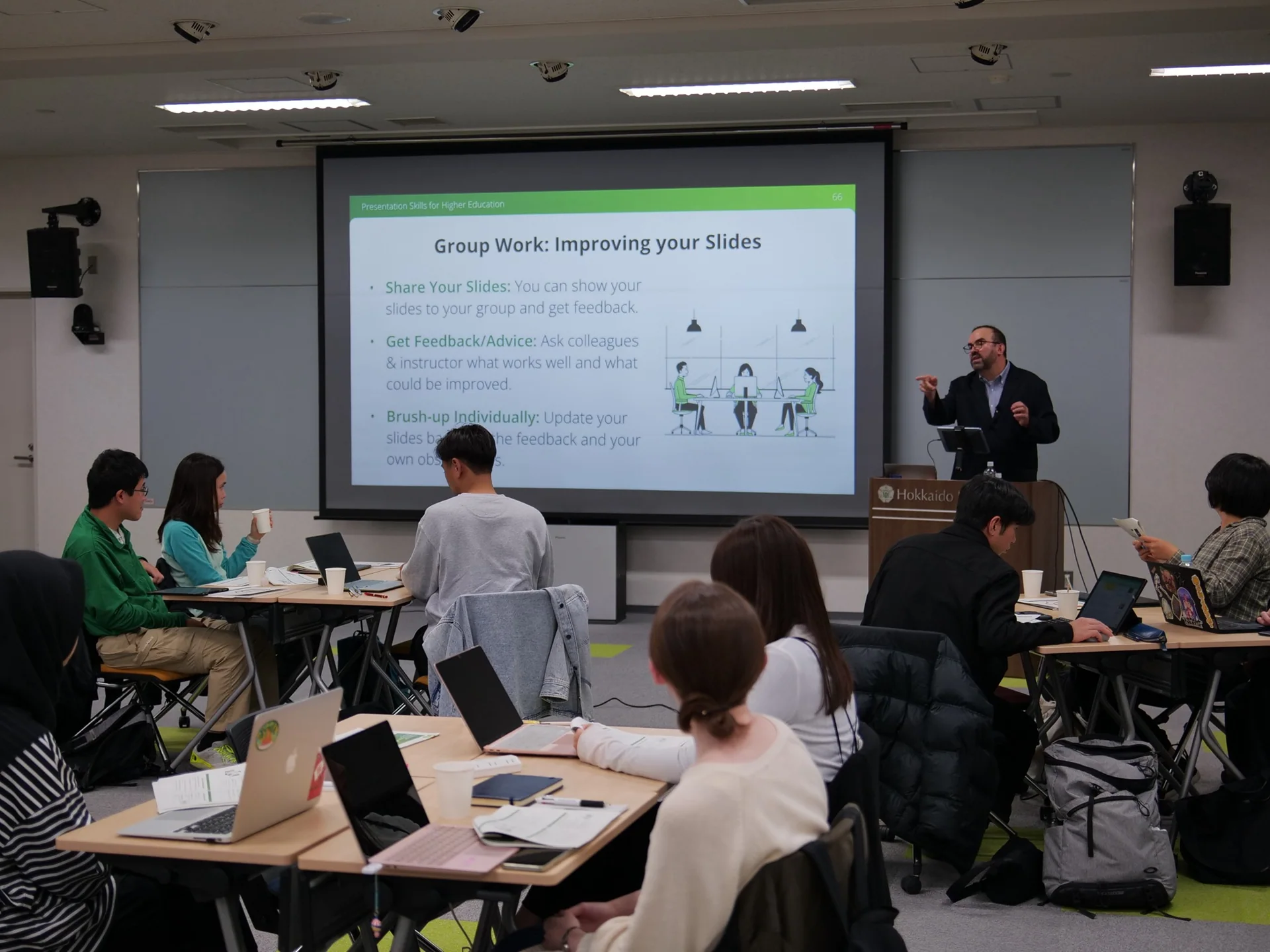 Michał Mazur prowadzący warsztat Presentation Skills for Higher Education na Hokkaido University w październiku 2024 roku.