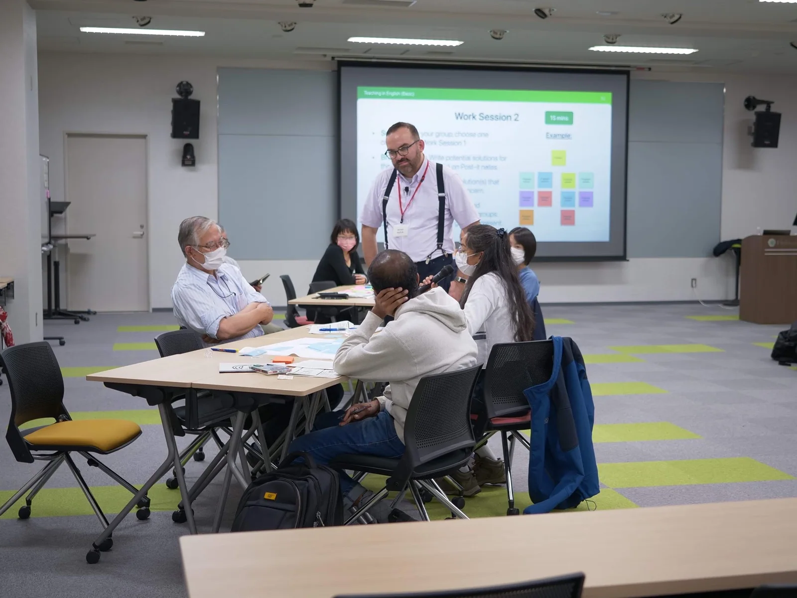 Michał Mazur prowadzi warsztaty Teaching in English dla pracowników uczelni.