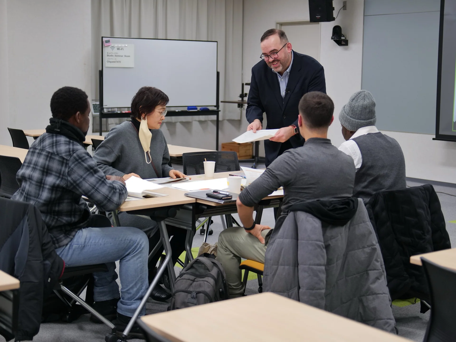 Michał Mazur pracuje z małą grupą podczas warsztatów Presentation Skills na Hokkaido University.