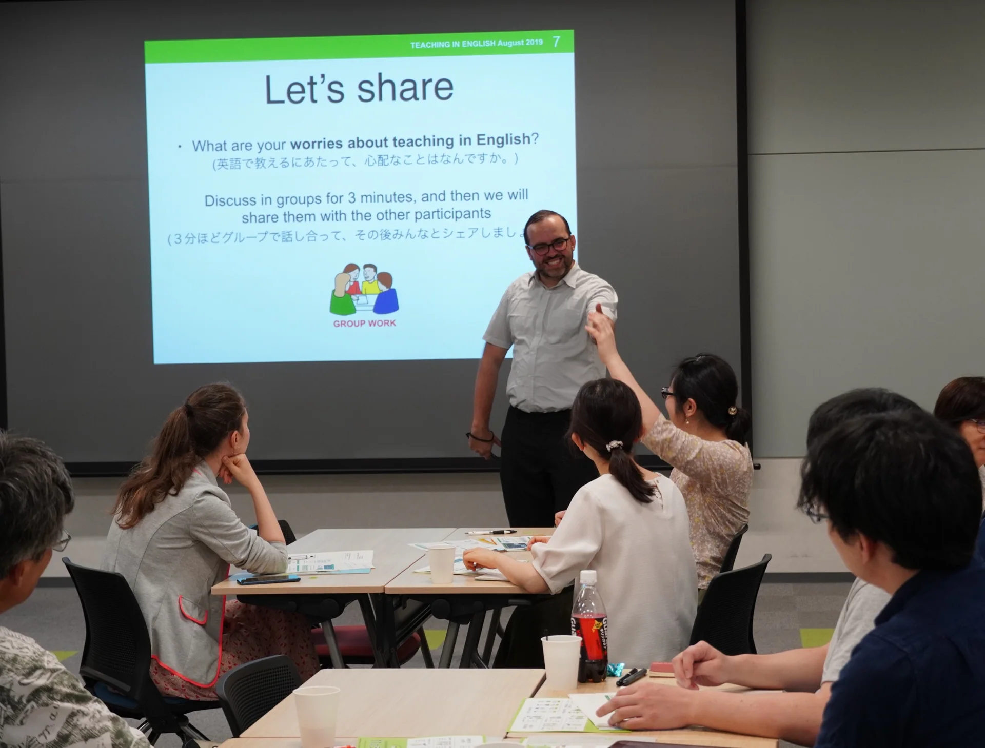 Michał Mazur zaprasza do zadawania pytań podczas warsztatów Teaching in English na Hokkaido University w 2019 roku.