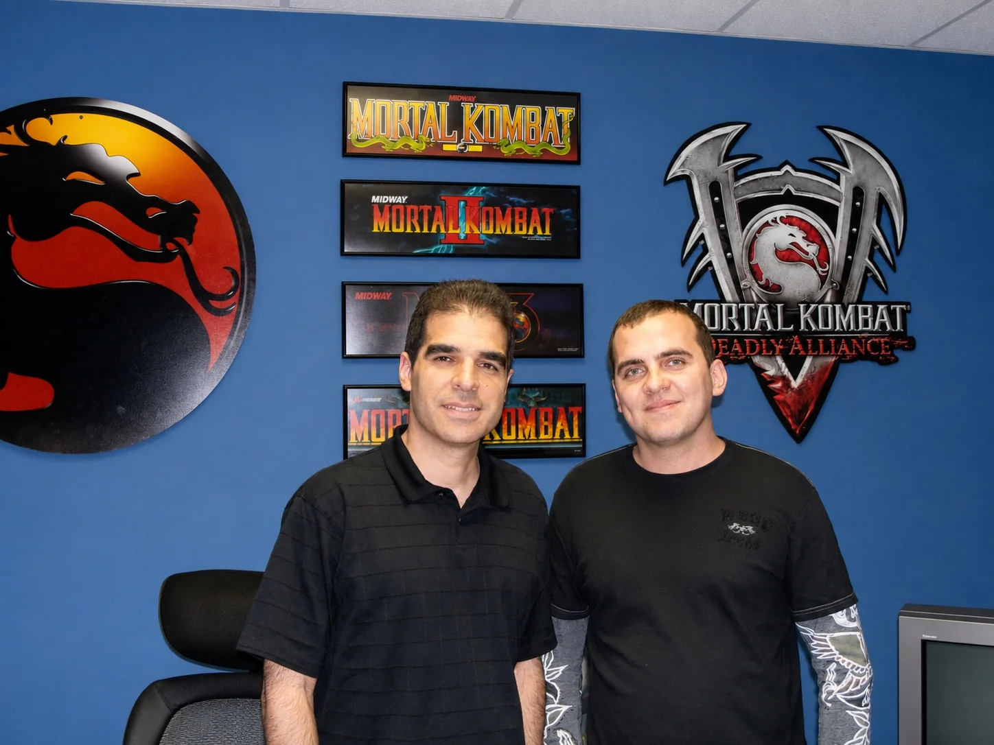 Michał Mazur z Edem Boonem w siedzibie Midway w Chicago, na tle motywów Mortal Kombat.