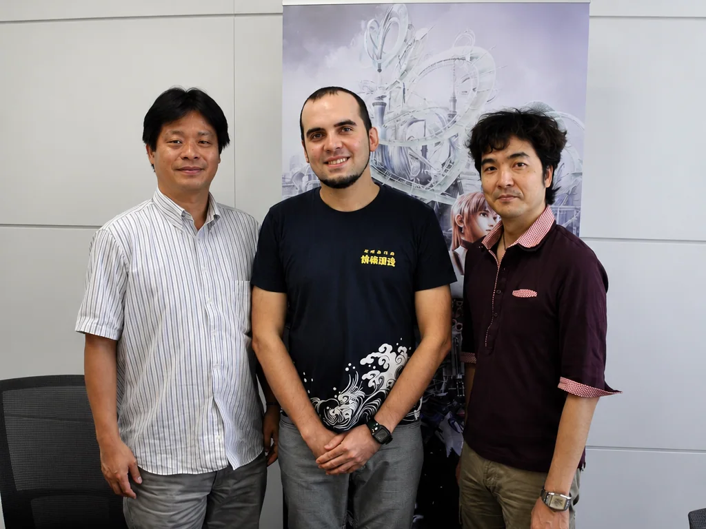 Michał Mazur z producentem Final Fantasy Yoshinorim Kitase i reżyserem Motomu Toriyamą podczas wizyty prasowej w Square Enix w 2011 roku.
