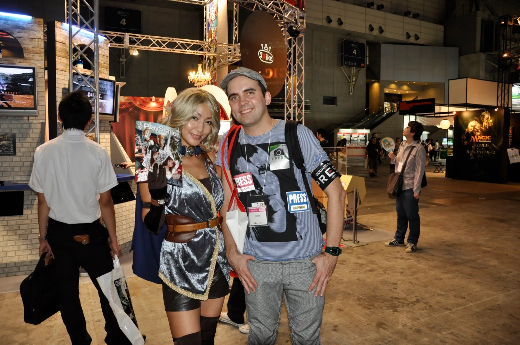 Michał Mazur na Tokyo Game Show w 2011 roku, z akredytacją prasową.