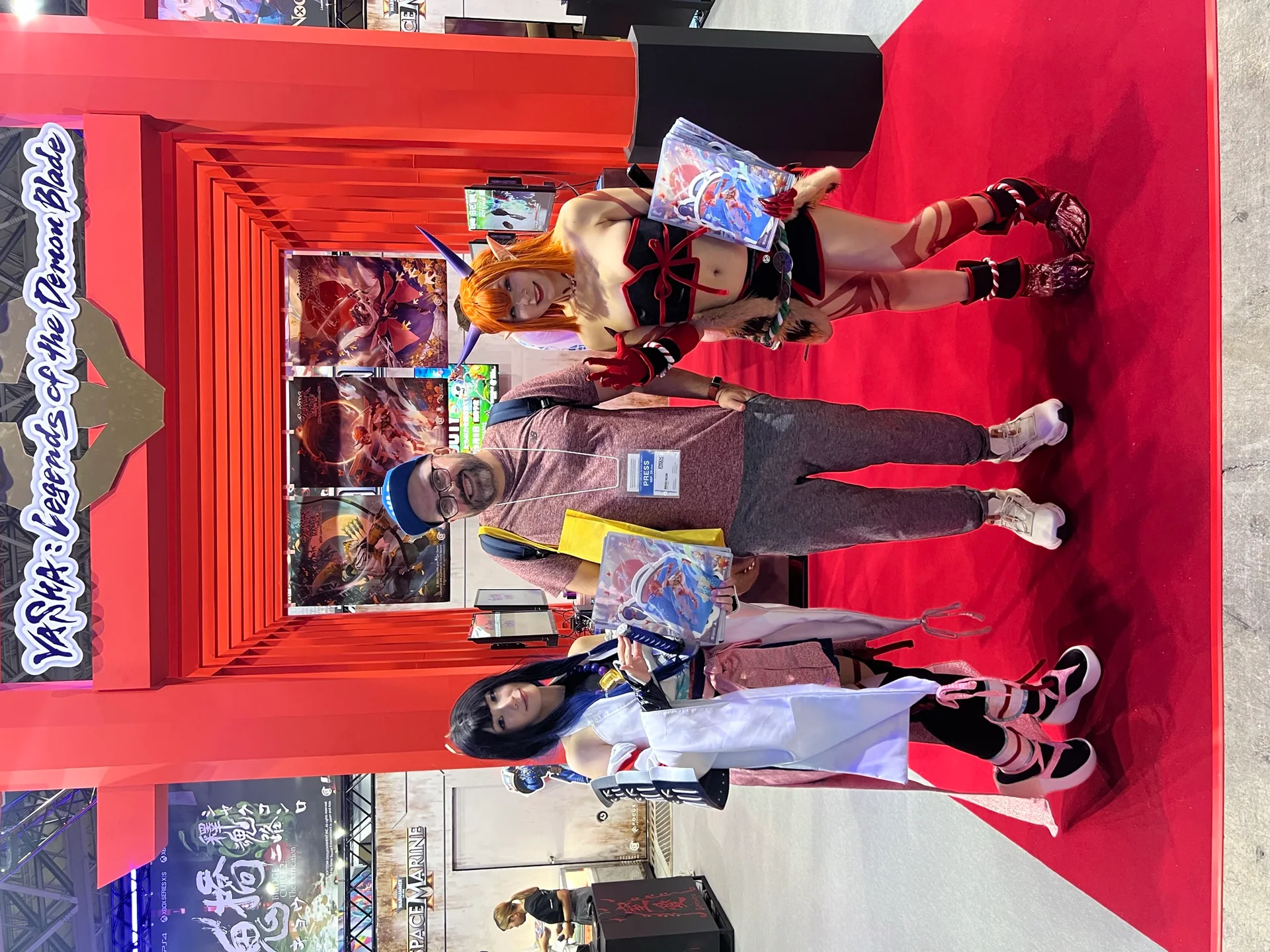 Michał Mazur przy stoisku Tokyo Game Show z widocznym identyfikatorem prasowym; zdjęcie wykorzystane w interaktywnej opowieści redakcyjnej.