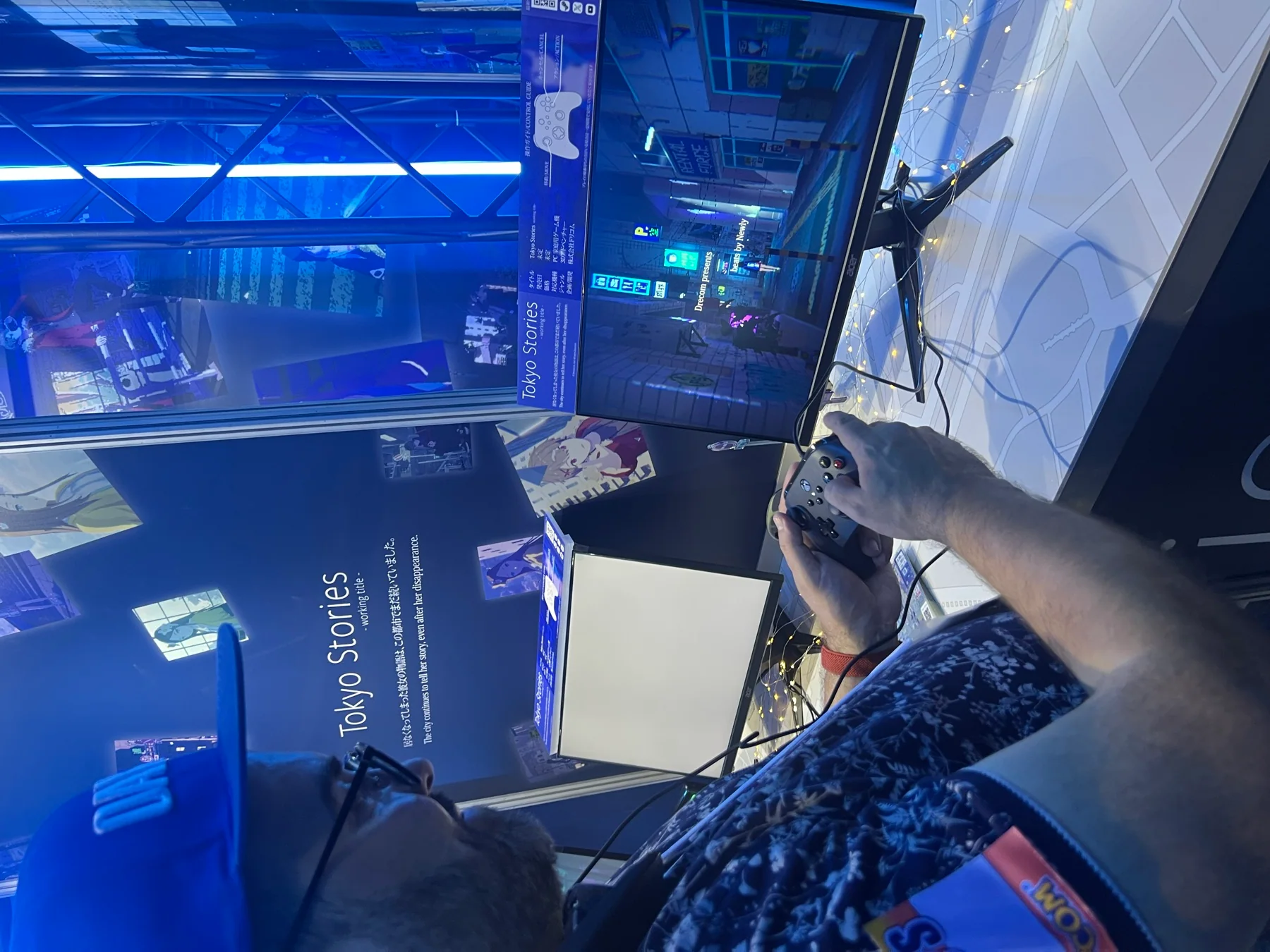 Michał Mazur testujący niezależną grę Tokyo Stories na Tokyo Game Show.